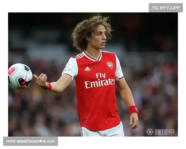 埃泽戴帽后跪地庆祝，儿时枪手梦想成真